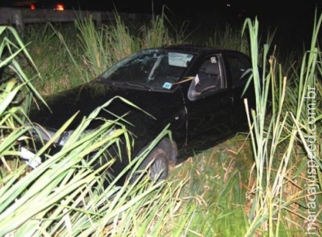 Duas pessoas ficam feridas depois de motorista jogar carro em ribanceira para evitar colisão