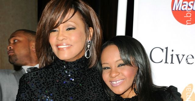 Família quer desligar aparelhos de filha de Whitney Houston no aniversário de morte da mãe