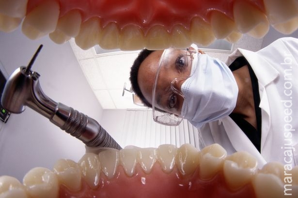 Dentista é proibida de exercer função por um ano depois de aterrorizar e fazer paciente desmaiar 