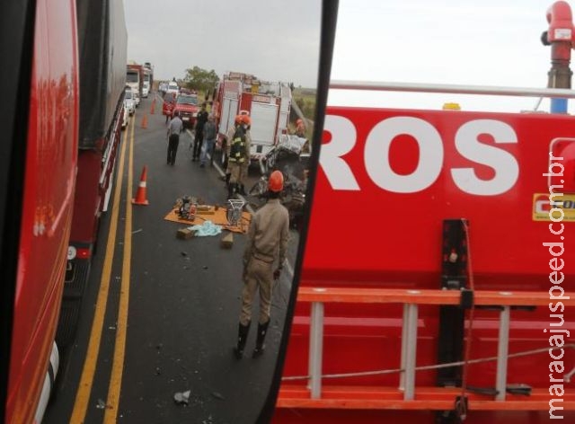 Motociclista em "zigue-zague" acerta carreta e morre na hora na BR-158