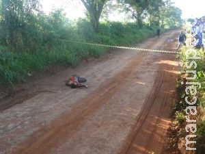 Denúncia anônima leva polícia até homem morto em estrada 