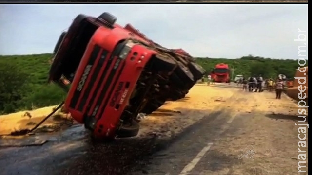 Caminhão tomba, é desvirado e cai em ribanceira em seguida