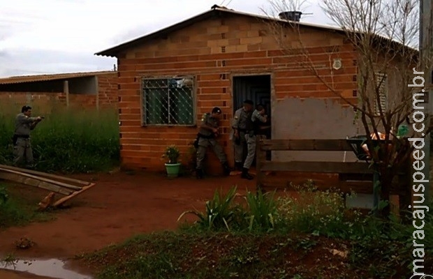 Suspeito trocava de roupa, tomava banho e comia durante furtos a casas