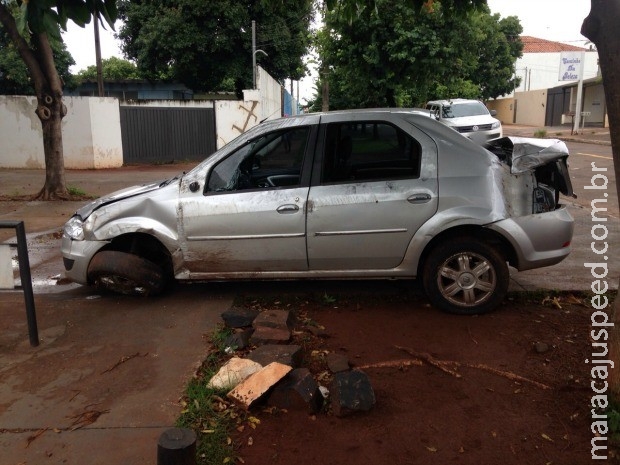 Quadrilha rouba pizzaria e na fuga capota carro em MS, diz polícia