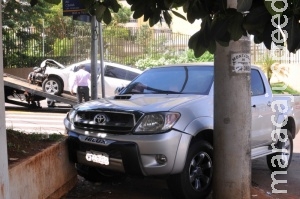 Motociclista para no meio da rua e causa acidente entre camionetes