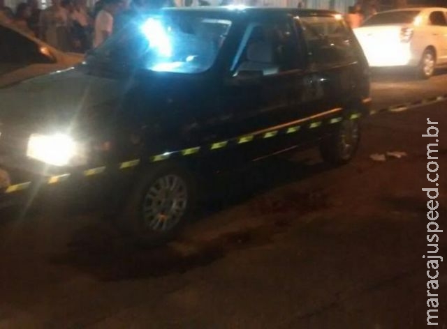 Com carro roubado e na contramão, ladrão é atingido em troca de tiros com a PM