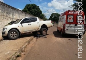 Condutora perde o controle de caminhonete, atropela ciclista e bate em muro