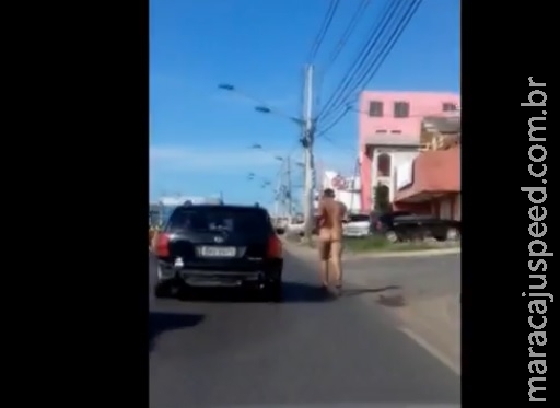 Homem corre nu, para trânsito e é socorrido em Mato Grosso