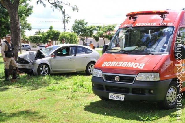 Empresário passa mal, perde controle de veículo e colide com árvore em praça