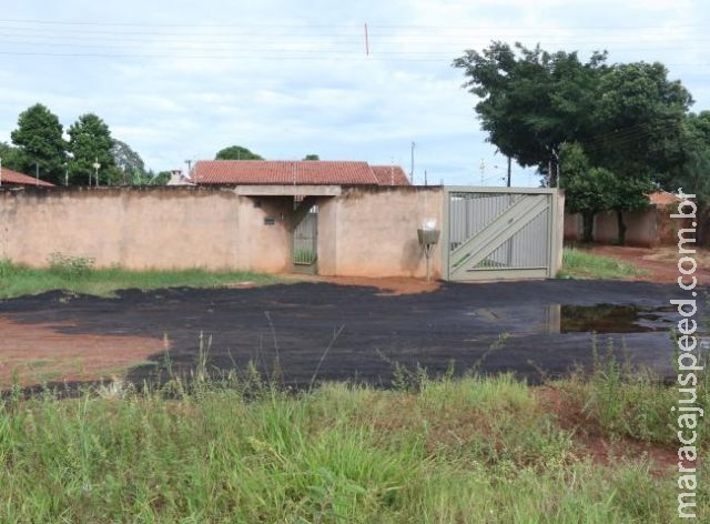 Cansado de esperar, morador asfalta a rua na frente da própria casa