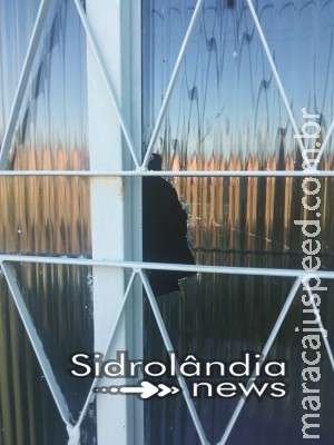 Idosa de 81 anos tem casa apedrejada por vândalos em Sidrolândia