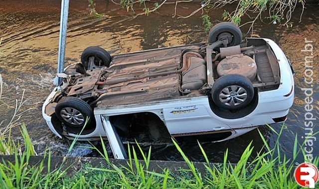 Taxista dorme ao volante e acorda depois de carro capotar e cair em córrego