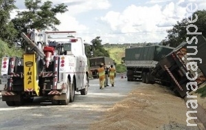 Carreta Bitrem tomba para não atropelar motociclista caído na BR 163