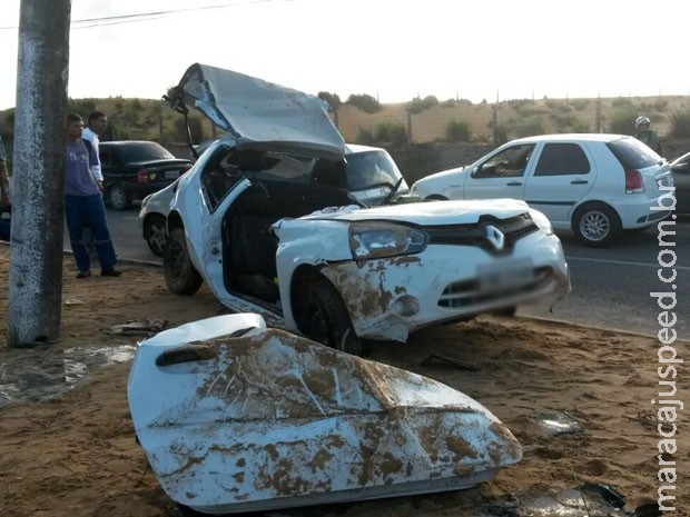 Jovem de 21 anos morre após bater o carro em poste