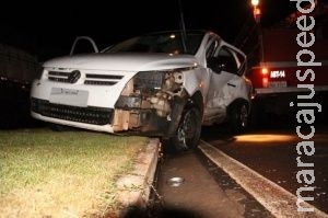 Acidente entre dois carros na MS-276 deixa uma pessoa gravemente ferida