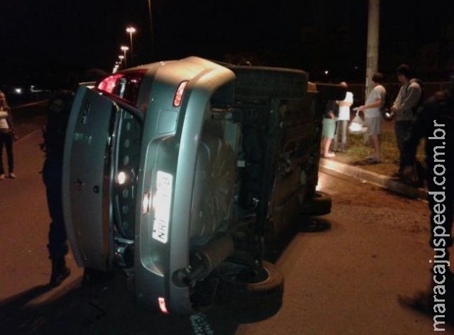 Quadrilha invade pizzaria, promove roubo, foge em carro de vítima e capota