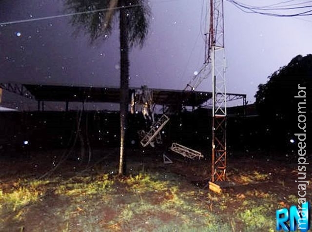 Temporal destelha casas, derruba árvores e deixa vários bairros sem energia