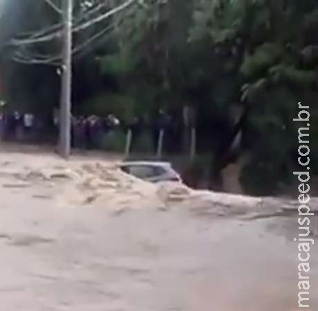  Bombeiros acham corpo de idoso levado por chuva