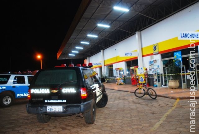 Bandidos explodem caixas eletrônicos em posto de gasolina 