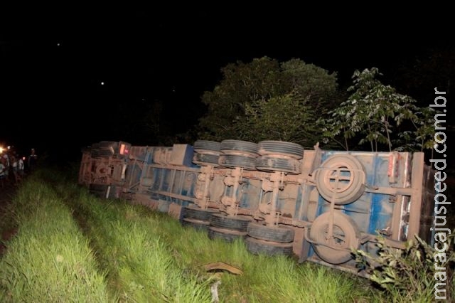 Ao evitar colisão traseira, caminhão baú tomba na BR-359