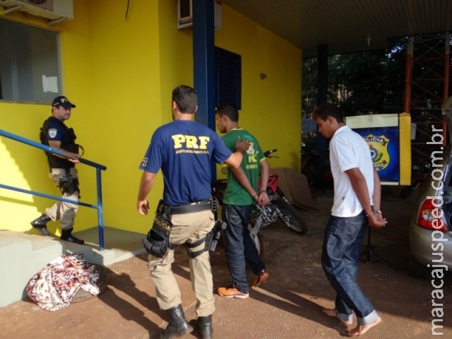 Dupla entrega carro roubado no Paraguai e na volta é presa com maconha