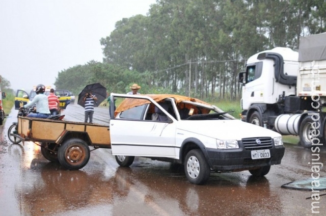 Carretinha desestabiliza, carro capota e condutor fica em estado grave