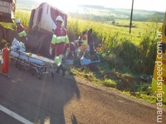 Carro fica destruído em colisão com carreta e uma pessoa morre na BR 163