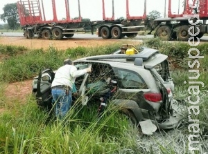 Acidente com carreta deixa condutor de carro preso às ferragens