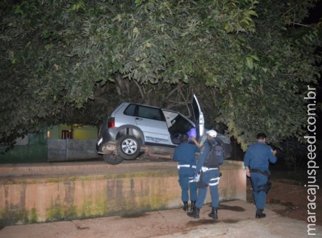 Motorista embriagado é preso após colidir em carro parado em frente de igreja