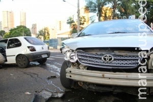 Motorista fura sinal vermelho, bate em carro e foge com cerveja na mão