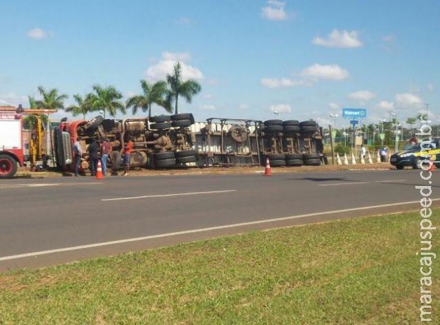 Carreta carregada com 26 toneladas de frango tomba e cai em vala na Capital