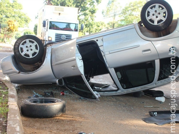 Carros colidem em cruzamento, um capota e motorista fica ferido, em MS