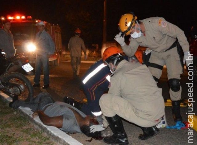 Motociclista fica gravemente ferido após sofrer queda 