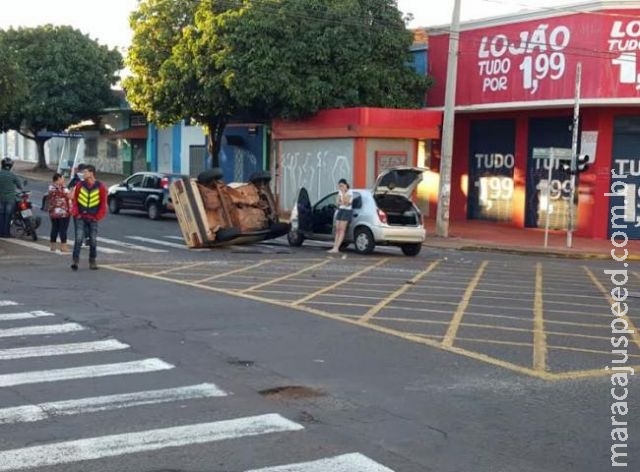 Carro capota e funciona como "escudo" para motociclista no centro da Capital