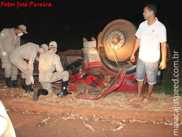 Motorista morre preso às ferragens depois de perder o controle de caminhão em rotatória