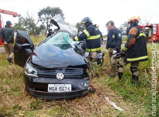 Motorista invade pista contrária, colide em carreta e fica preso nas ferragens