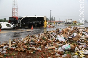 Caminhões colidem e carga de frutas invade a pista na Capital