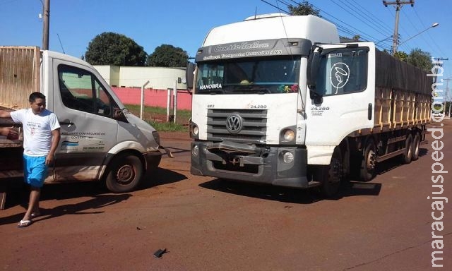 Caminhões se chocam após condutor avançar em rotatória