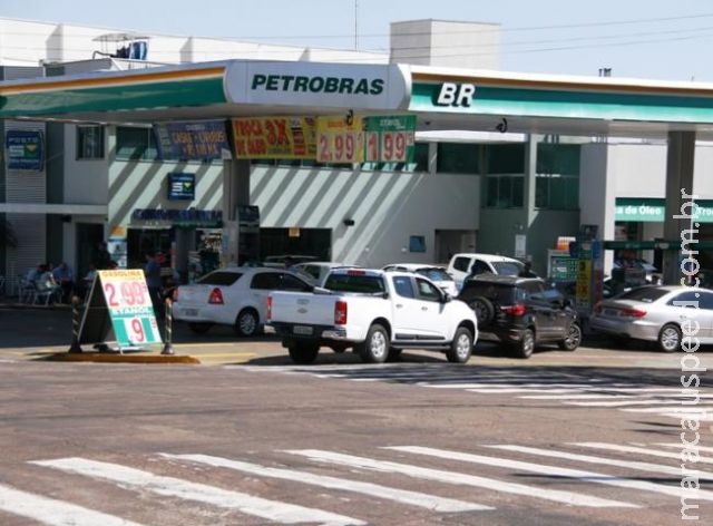 Motoristas fazem fila para abastecer em posto onde gasolina está abaixo de R$ 3