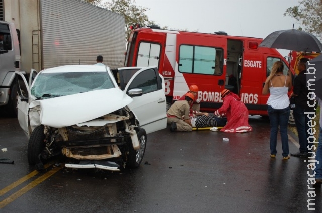 Carro derrapa com óleo na pista, colide com outro e fere dois casais