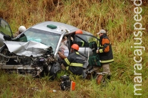 Idoso que ficou preso às ferragens de carro em acidente morre no hospital