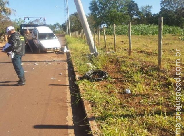 Carro colide em poste que ameaça cair na Capital