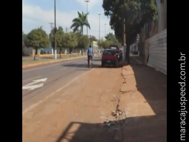 Vídeo mostra acidente com ciclista que não sinalizou mudança de faixa