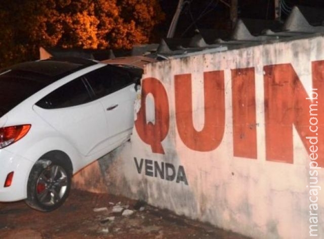 Motorista perde controle de Veloster e quase "estaciona" em telhado de casa