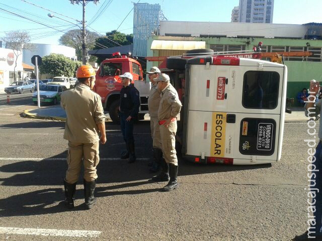 Van escolar tomba ao ser atingida por carro em cruzamento