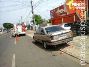 Motociclista tem fratura exposta ao bater em carro estacionado