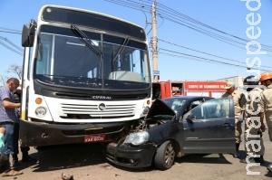 Motorista de ônibus se atrapalha em conversão e colide com veículo