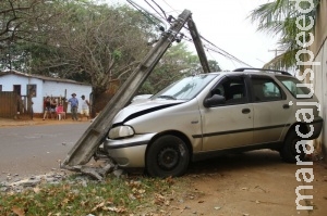 Motorista perde o controle da direção e colide carro contra poste