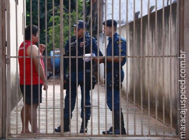 Trio armado invade casa na Capital, faz família refém e foge levando dois carros