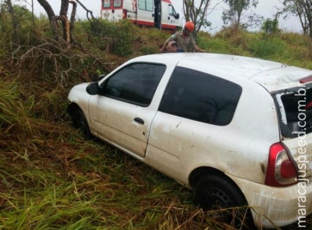 Roda sai de carro que capota com casal na BR-262